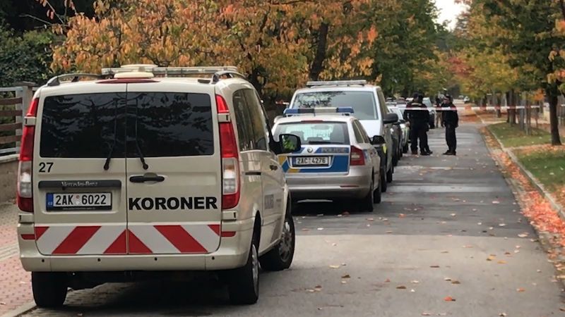 Střelec z fakulty možná zabil i muže a kojence v Klánovicích, uvedla policie